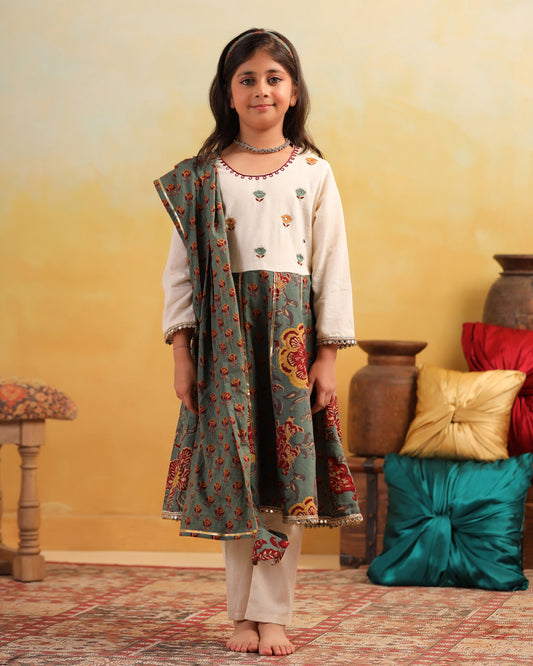 Girl Dhola Maru Floral Jaal Suit Set-Green and Beige