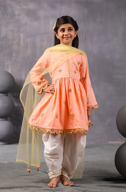 Girl Gotapatti Kurta Set- Peach