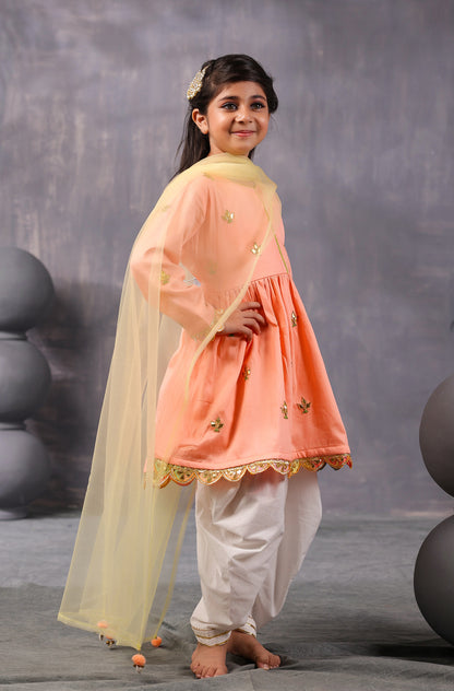 Girl Gotapatti Kurta Set- Peach